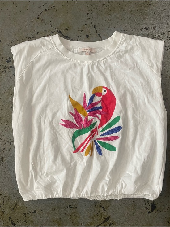 Skies Are Blue Tops - Skies Are Blue White Tee with Vibrant Parrot with Embroidered Detail Size Sm